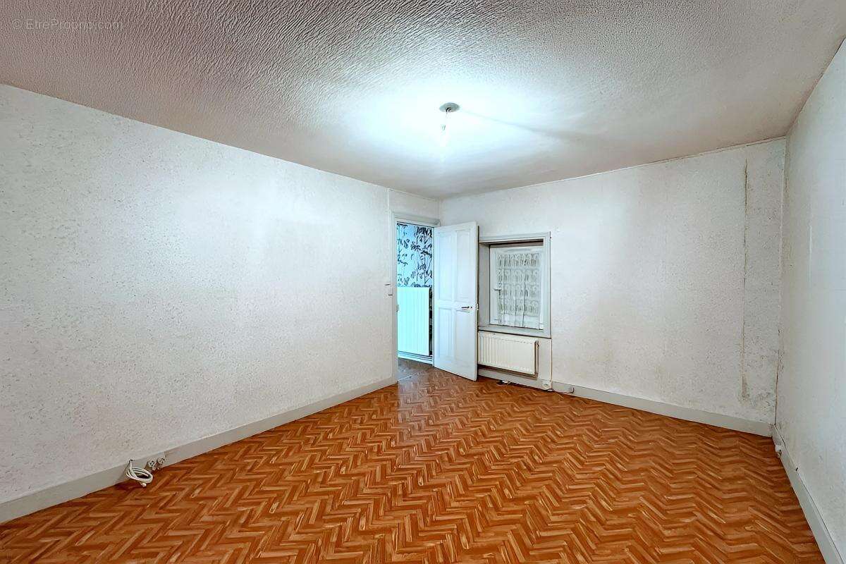 Maison à COURS-LA-VILLE