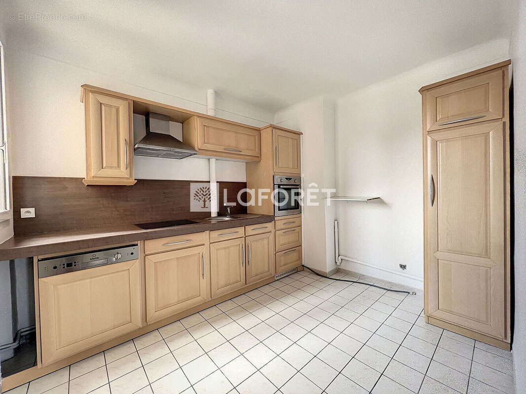 Appartement à COURBEVOIE