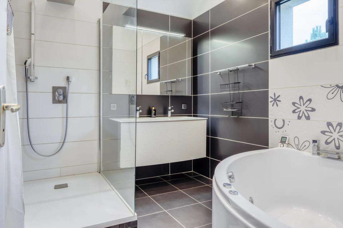 Maison à LA RIVIERE-SAINT-SAUVEUR