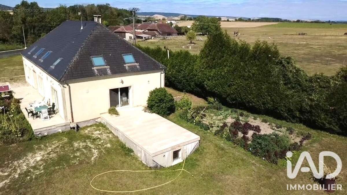 Maison 267 m² à Assenay  - photo 2