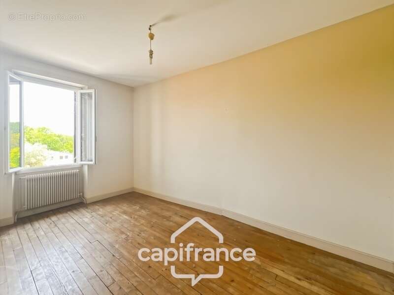Maison à renover avec fort potentiel, cour et garage - photo 9
