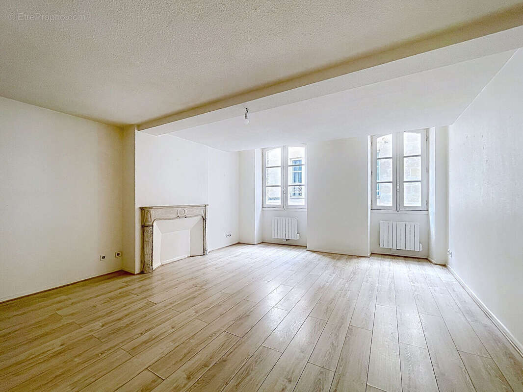 Rare en hyper centre- Place du Parlement- beau 2P de 54m²au calme . - photo 3