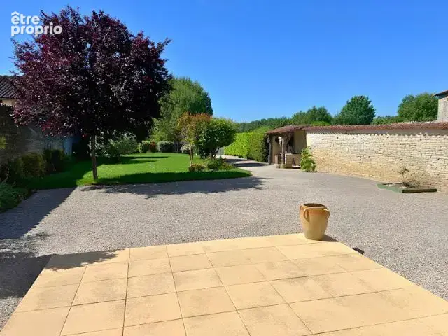 À Cherves-Richemont, MAISON DE CARACTERE avec magnifique jardin arboré et terrain supplémentaire de 900 m2 - photo 17