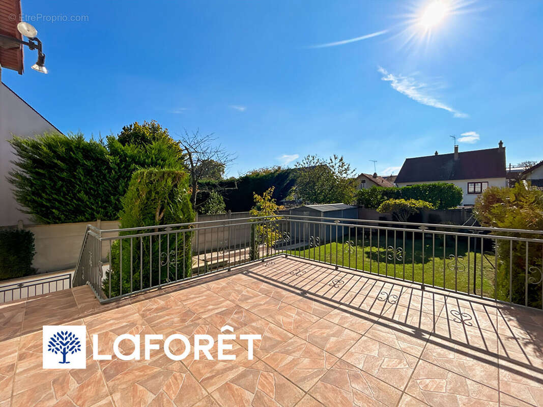 Maison à SAINTE-GENEVIEVE-DES-BOIS