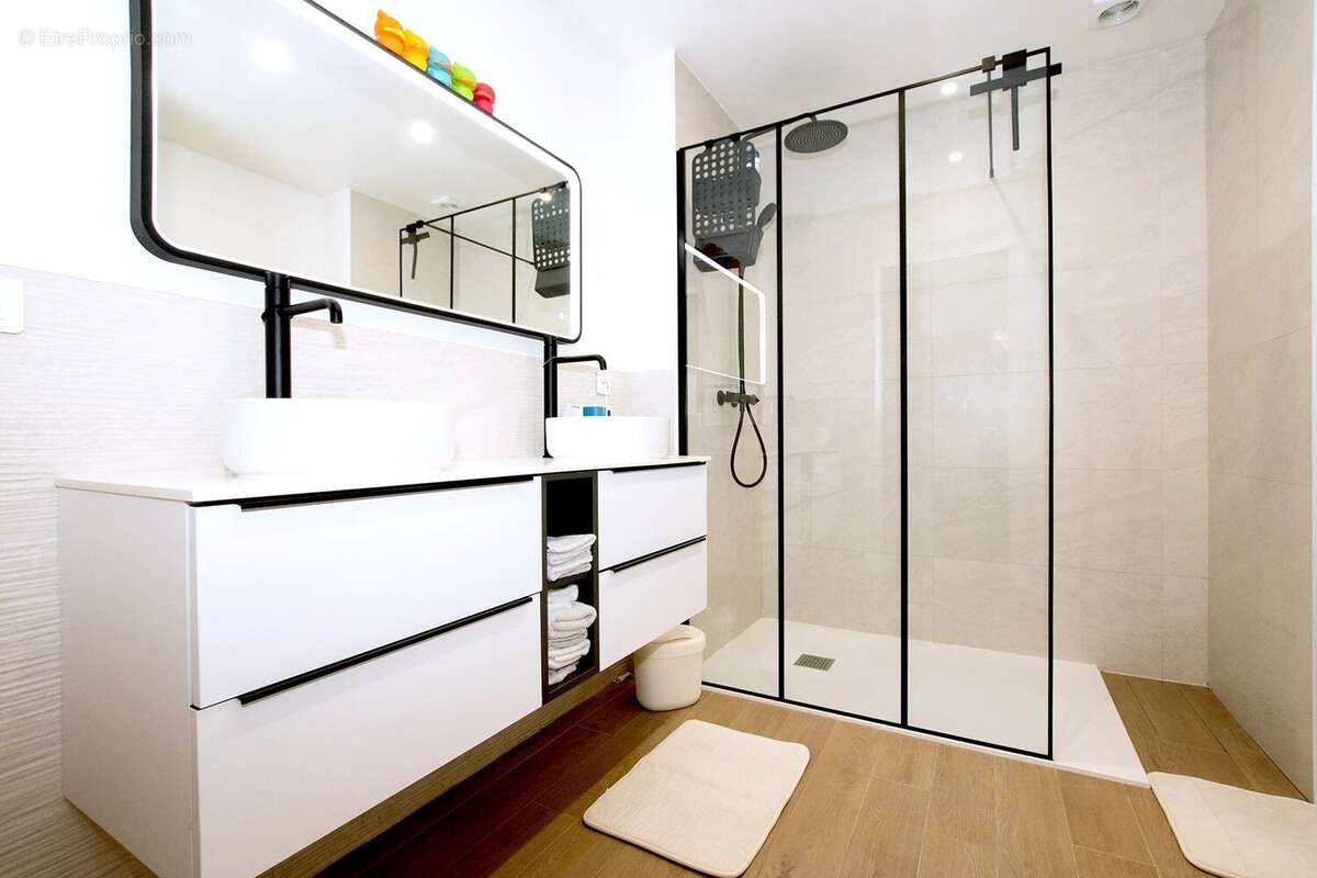 Maison à CHATEAUNEUF-GRASSE