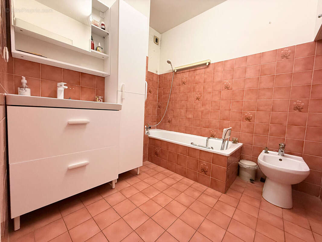 Appartement à SAINT-LAURENT-DU-VAR