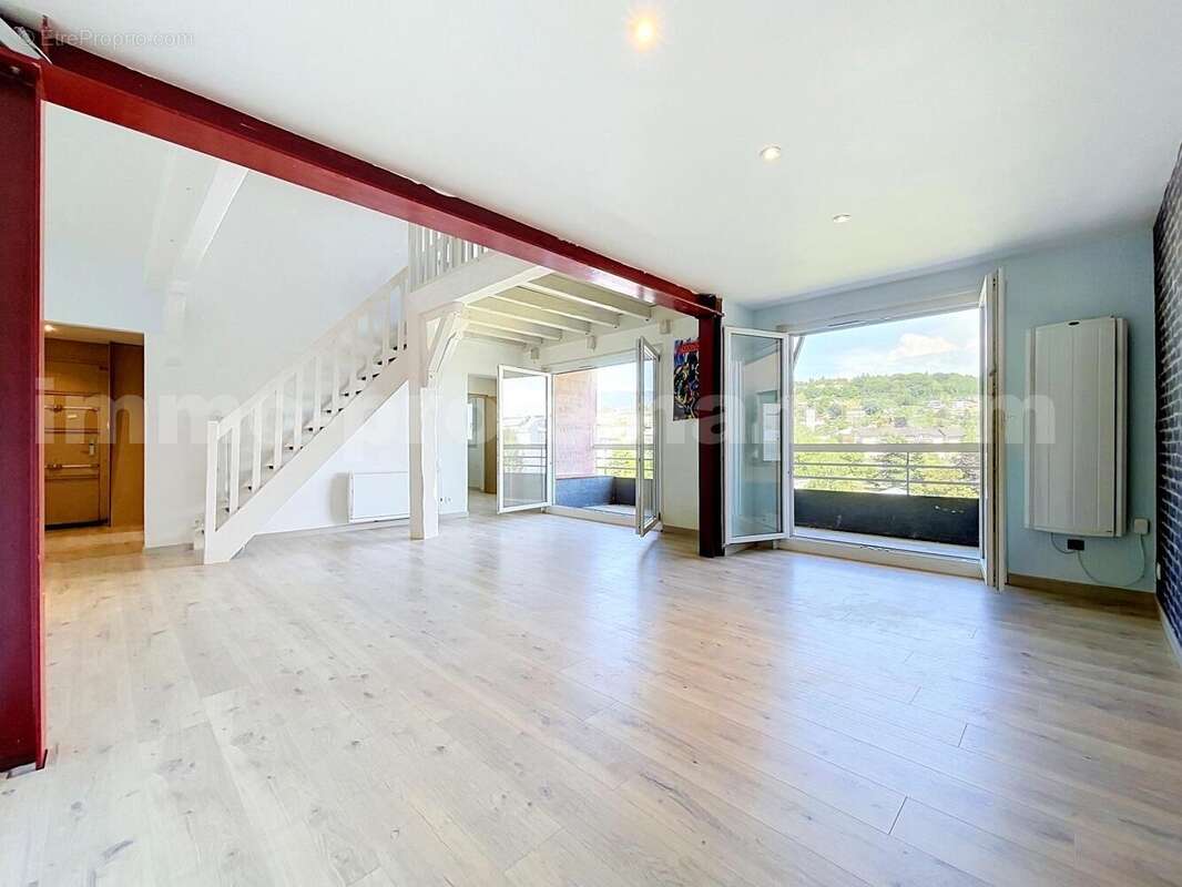 Appartement_T5_Annemasse_belle_superficie_prox_frontière_Suisse_tram_Ceva_direction_GENEVE_Frontaliers_Salon_séjour_dégagement_Chambre_salle_de_bain_grand-balcon_ - Appartement à ANNEMASSE