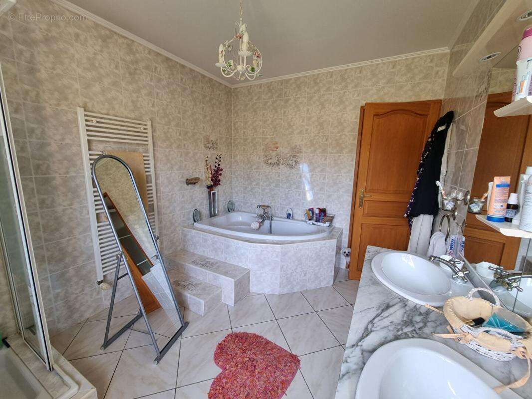 Maison à LES BORDES