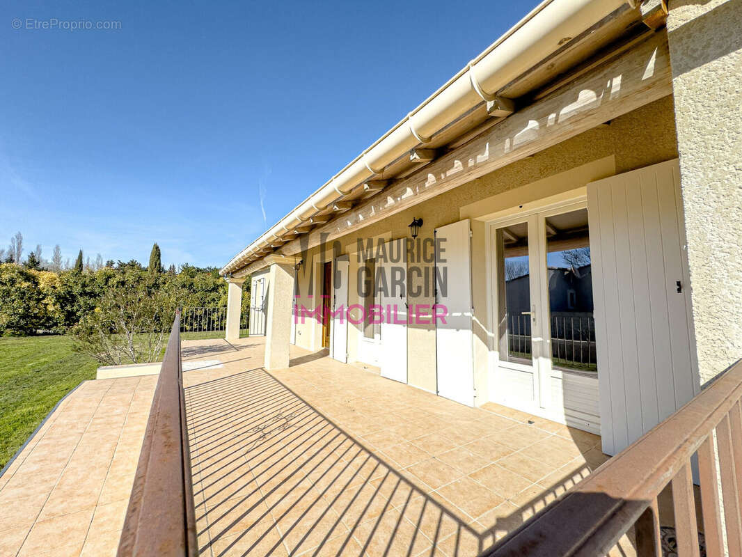 Terrasse semi - couverte et rampe accés handicapé  - Maison à LORIOL-DU-COMTAT