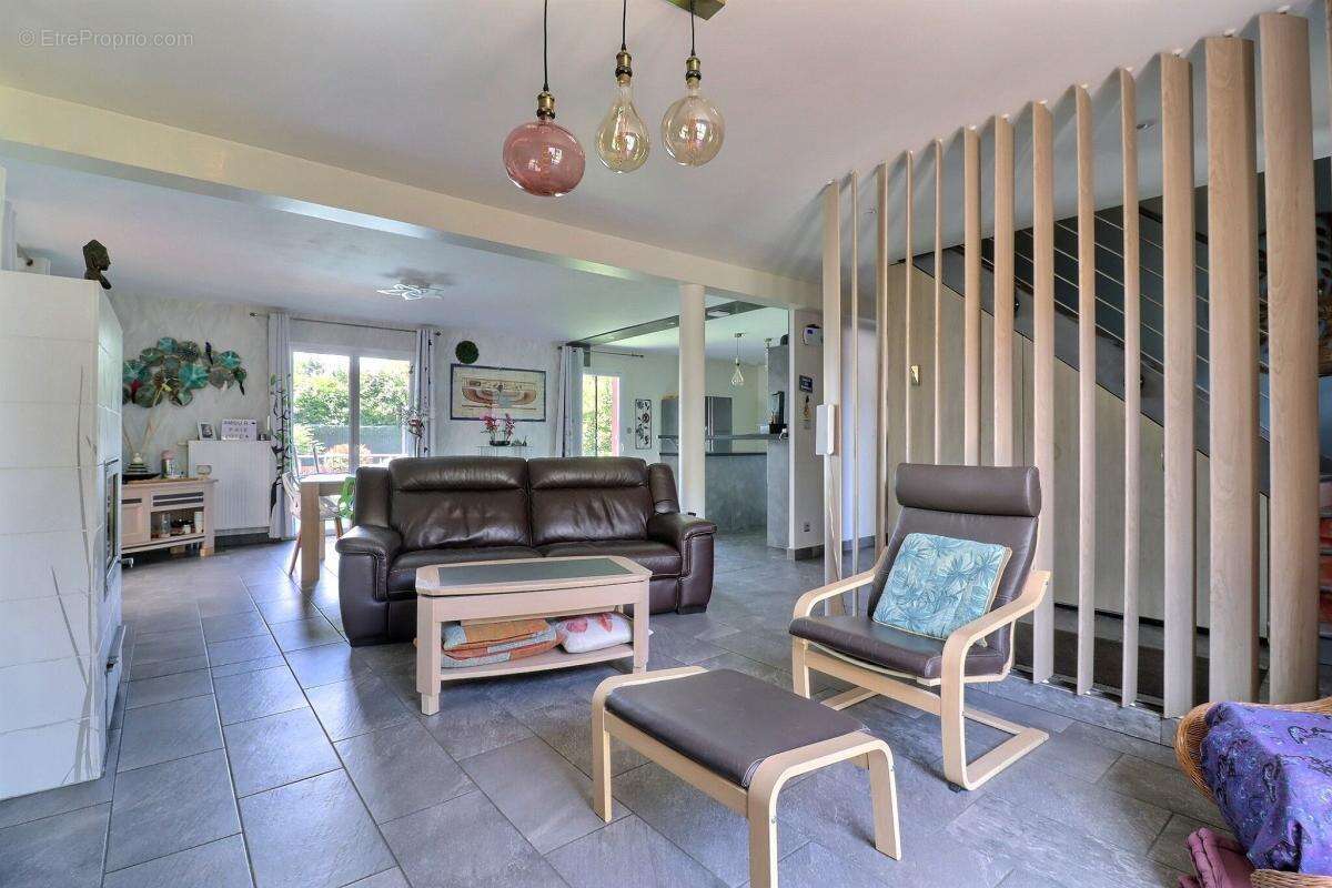 Maison familiale de 154 m² bénéficiant d'une construction indépendante de 53 m², piscine chauffée et multiples possibilités - photo 6