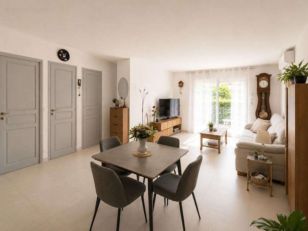 Maison à LA ROQUETTE-SUR-SIAGNE