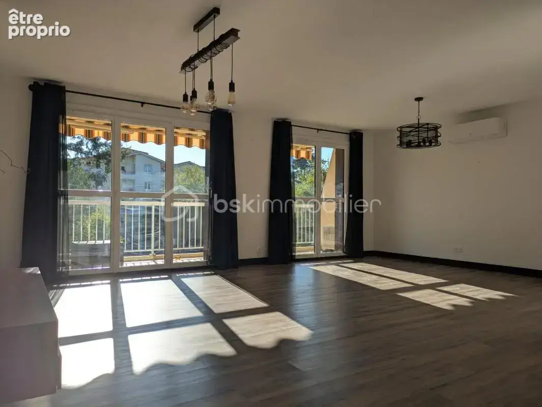 Appartement de type T4 transformé en T3 de 95 m2- Résidence sécurisée avec parc - photo 4