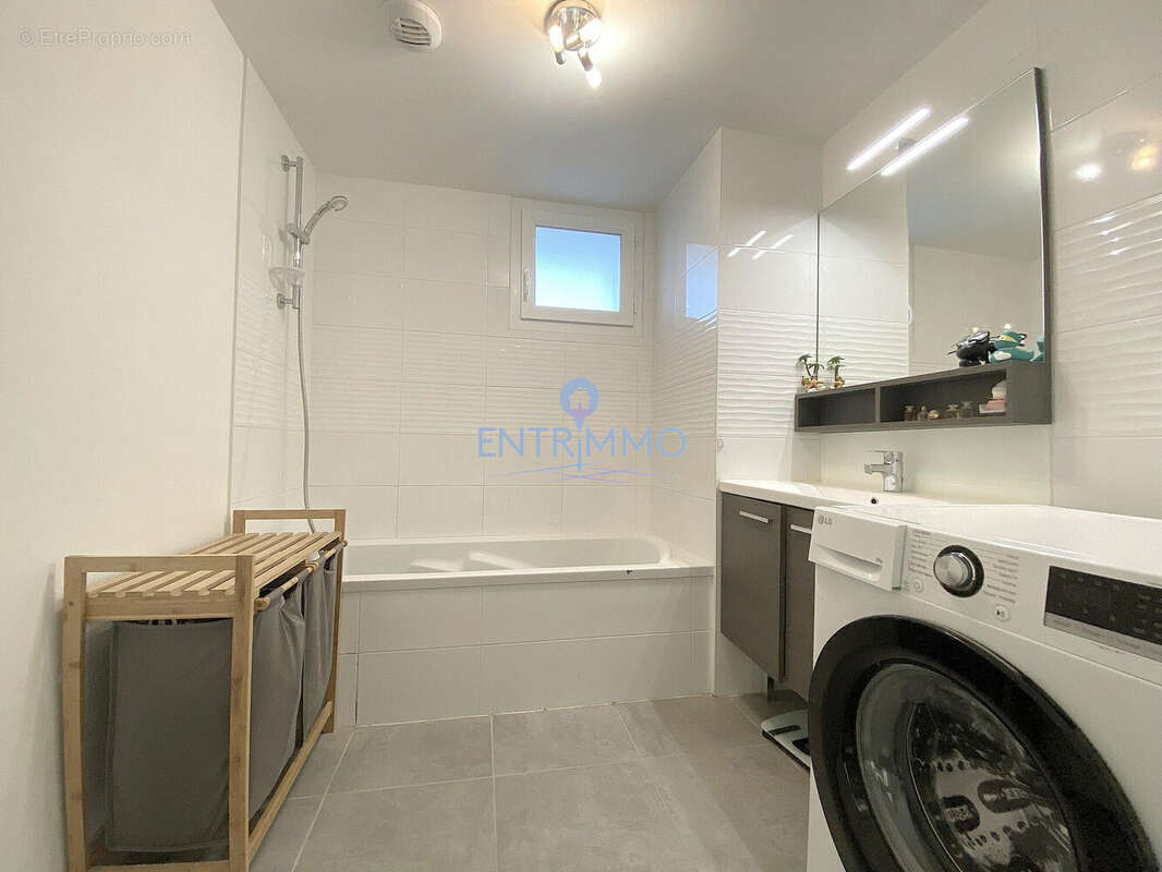 SALLE DE BAIN - Appartement à ALBY-SUR-CHERAN