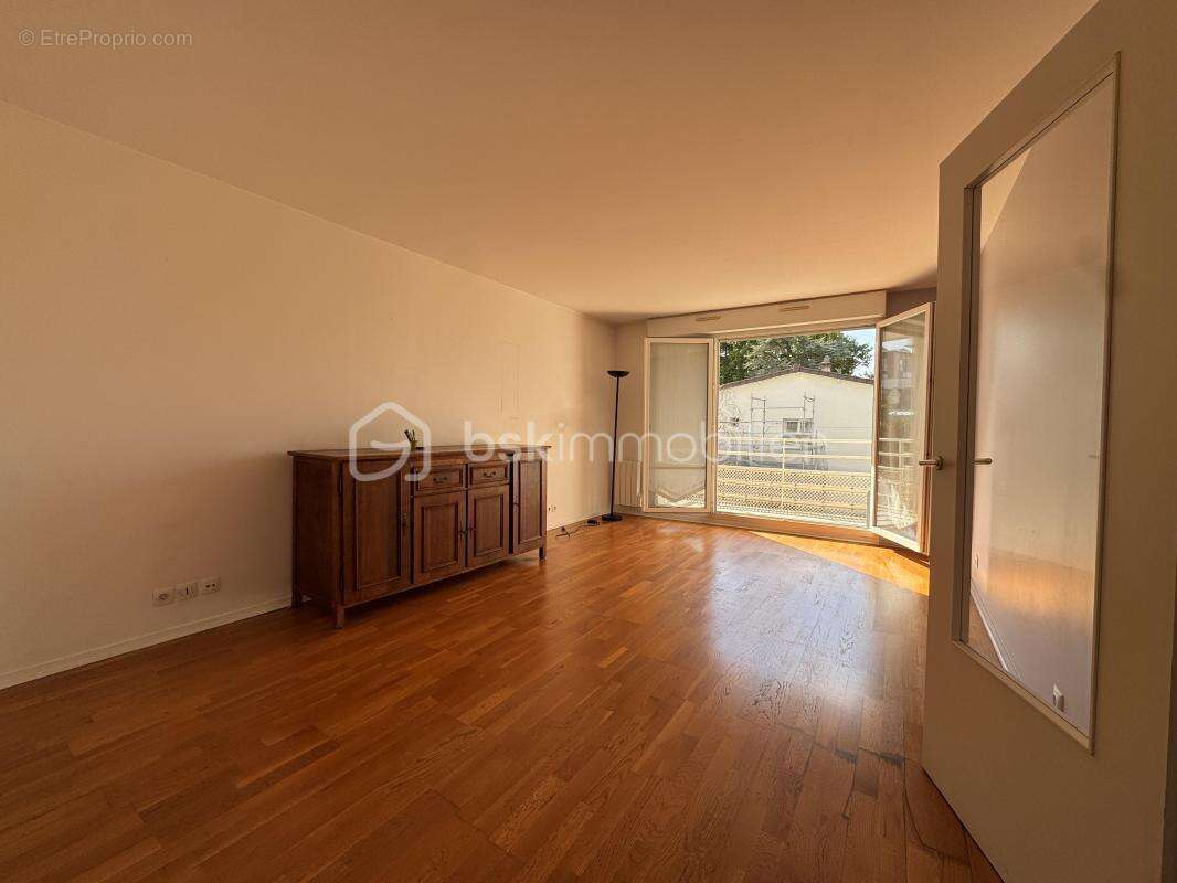 3 pièces de 57 m² avec grand box à Livry-Gargan (limite Le Raincy / Les Pavillons-sous-Bois) - Quartier Bayard - photo 3