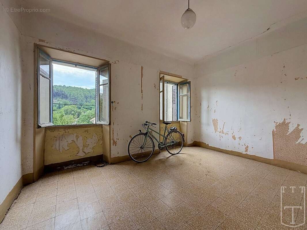 Maison en pierre A RENOVER avec possibilité de créer plusieurs logements. - photo 5