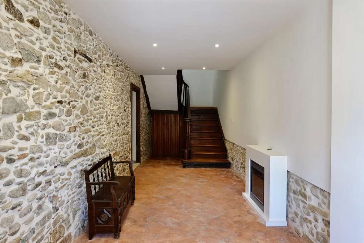 Maison en pierre de caractère 250 m² + corps de ferme 551 m² et maison annexe à rénover – Volumes, lumière & authenticité - photo 10