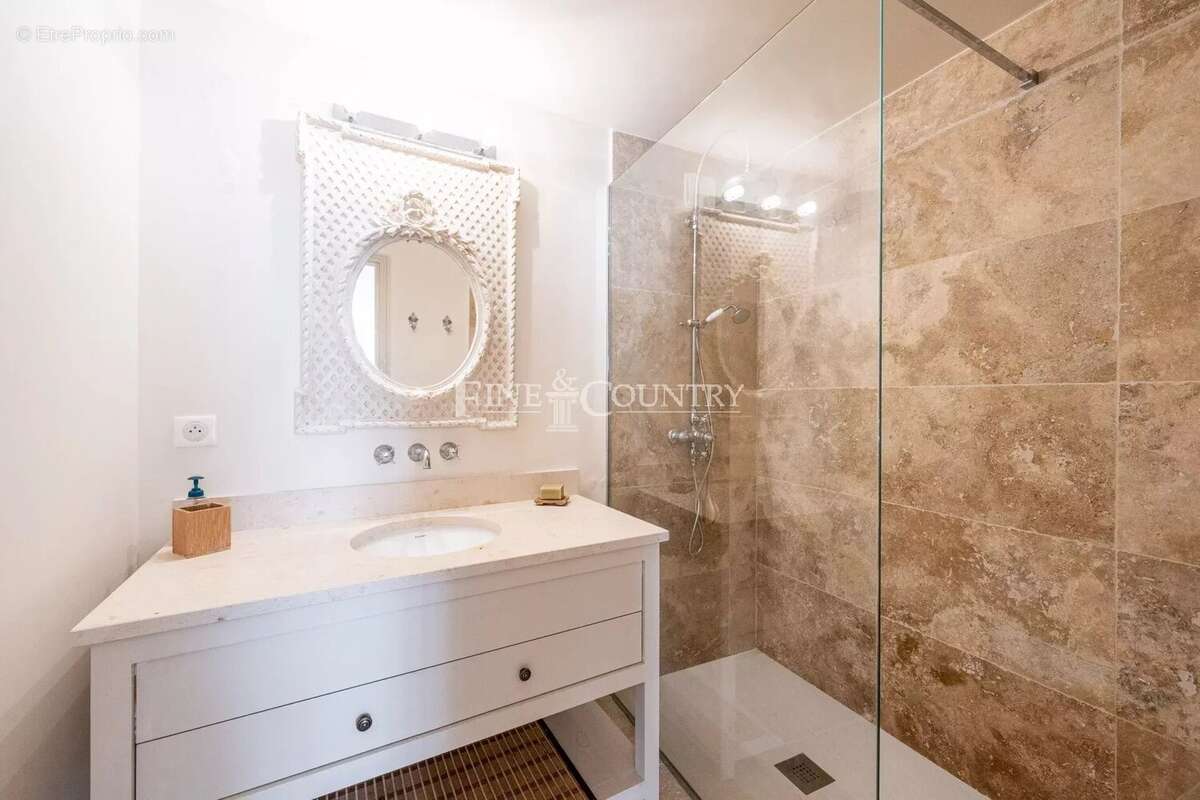À vendre – Coeur de MOUGINS VILLAGE - Ensemble unique de deux maisons avec vue mer - photo 25