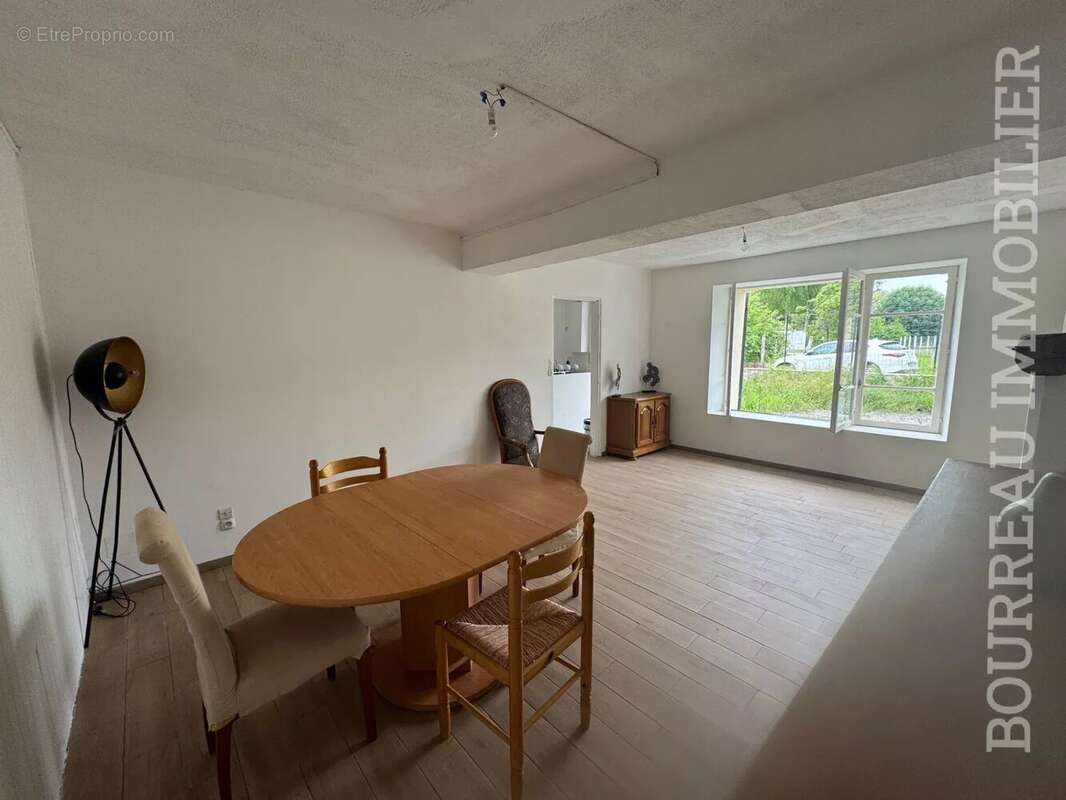 Appartement à LA CELLE-SAINT-CYR