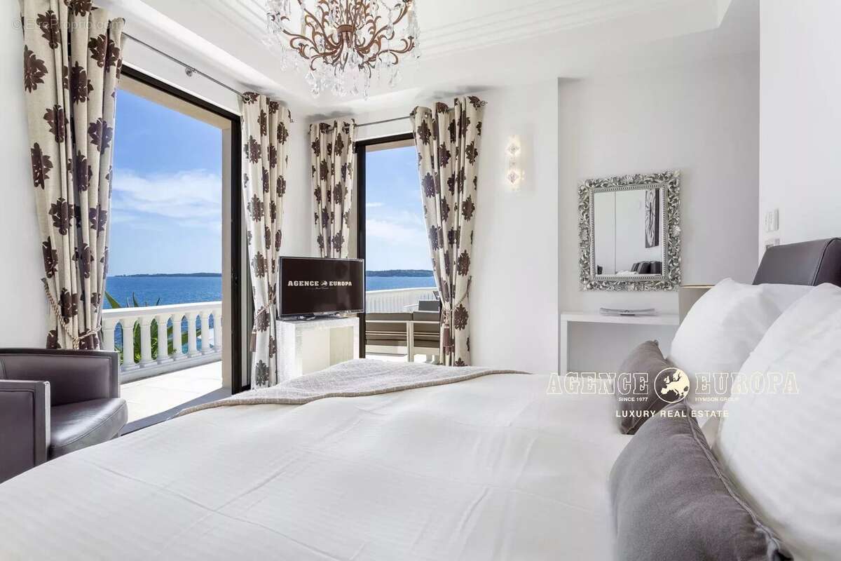 Cannes exceptionnel - villa pieds dans l'eau - photo 12