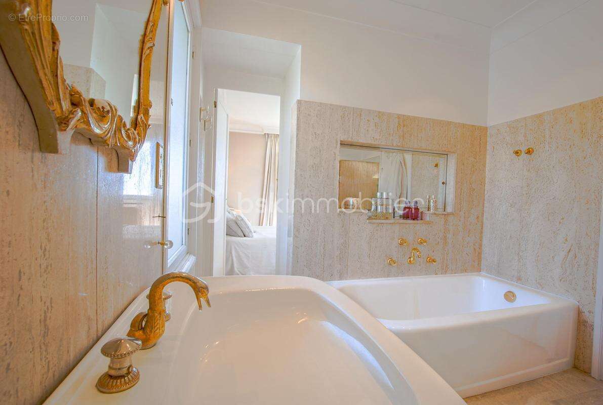 Vue mer panoramique – 320 m² – Maison, appartement et 3 studios indépendants – Piscine - photo 9