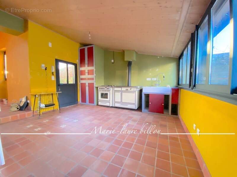 Maison à vendre 4 pièces CHALLANS (85), Maison de ville en pierre, au coeur de Challans, terrasse et jardin de ville - photo 2