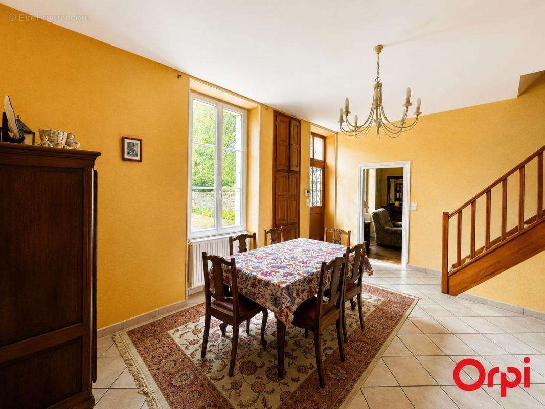 Maison familiale à vendre à Dun-sur-Auron – 136 m² – 4 chambres – Garages – Dépendances – Jardin clos - photo 3