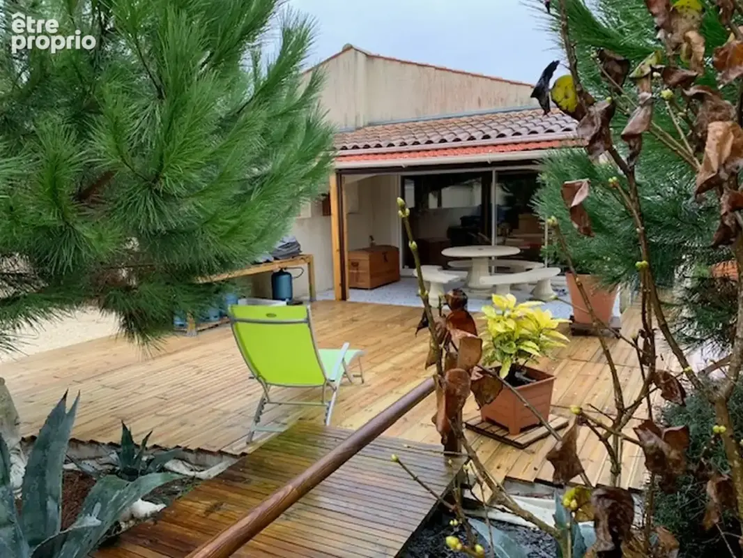 ILE D'OLERON (17), A Vendre demeure-piscine 186m² plain-pied sur terrain 862m², 9 pièces dont 4 chambres et 1 garage - photo 2