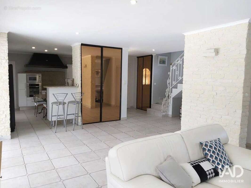 Maison 180 m² à Bourg-Saint-Christophe  - photo 5