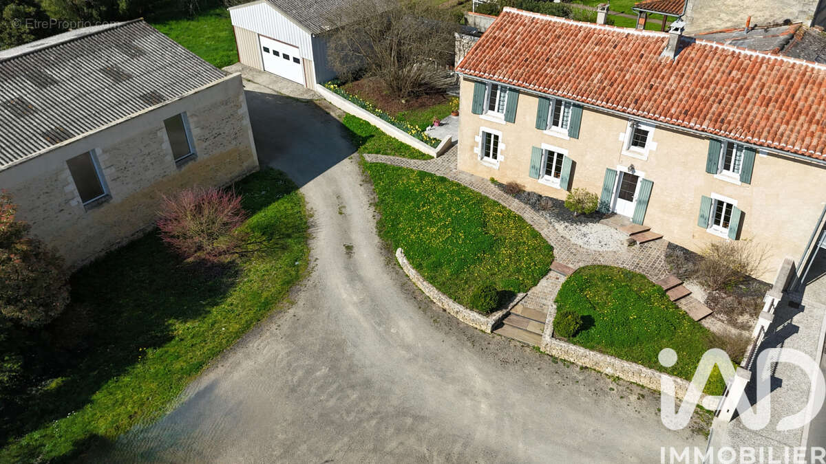 Photo 2 - Maison à SAINT-HILAIRE-DES-LOGES