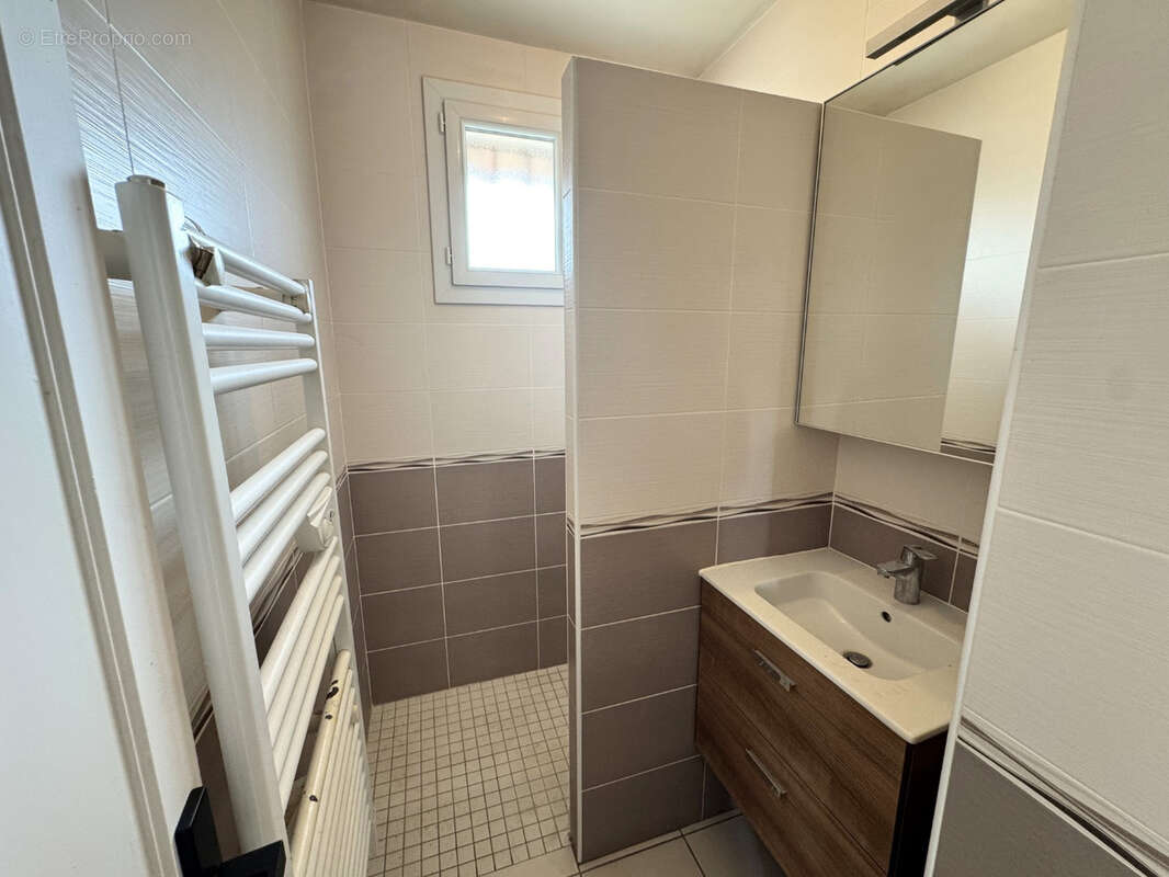 Maison rénovée de 75 m2 avec sous-sol complet   Saint-Alban-de-Roche (38080) - photo 6