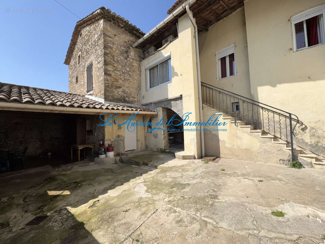 Rousson maison de village en pierres de type F4 sur 357m2 de terrain. - photo 2