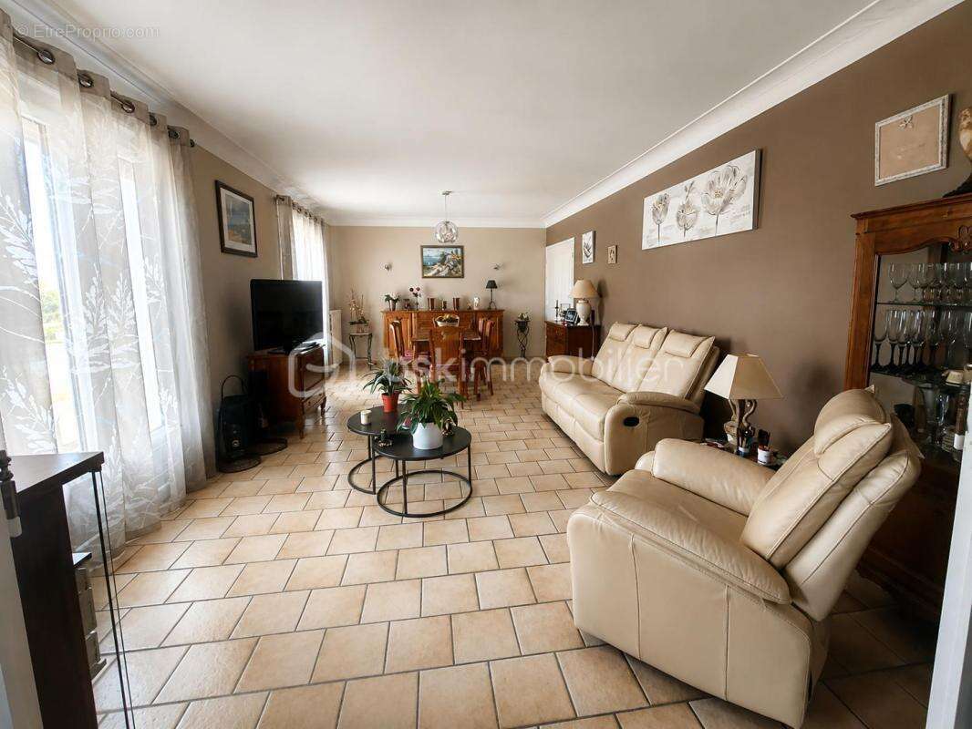 Maison familiale de 142 m² avec terrain arboré de 2 394 m², sous-sol complet et combles aménagés - photo 3