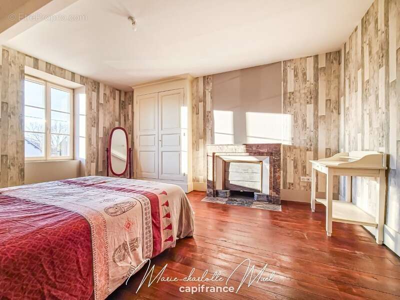 Maison à BAGE-LE-CHATEL