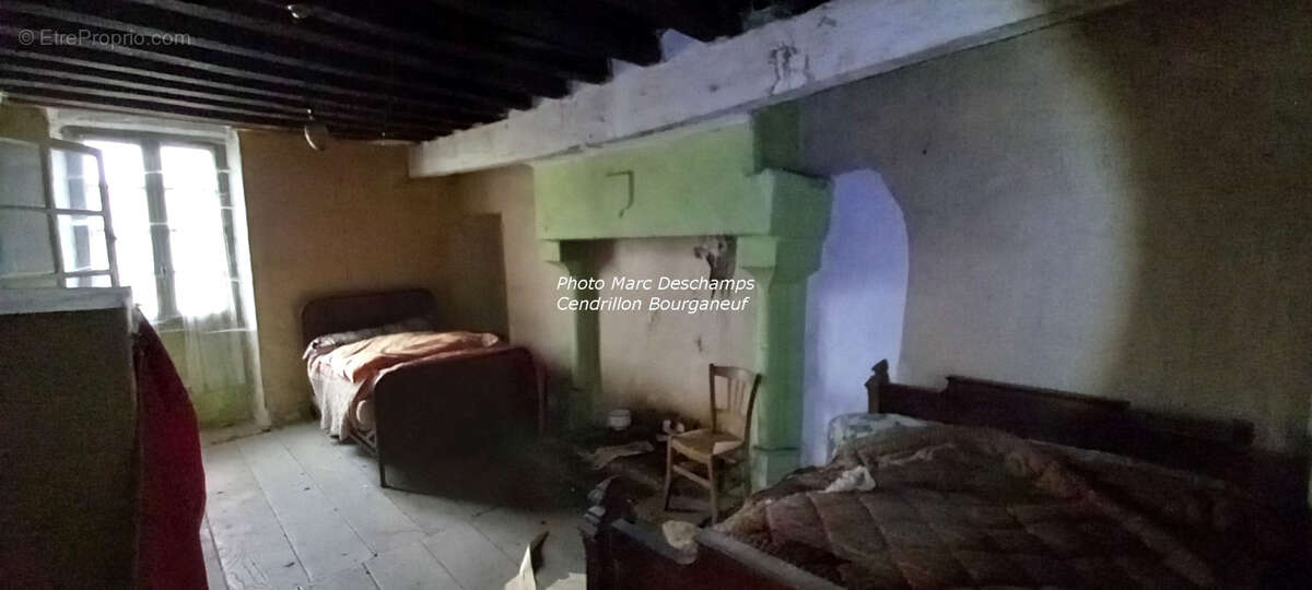 Pour les amateurs d'histoire :  maison datée 1694 et grange, à rénover complètement, gros potentiel, avec 5561 - photo 5