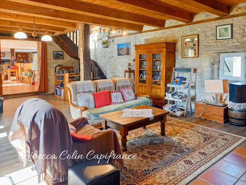 Authentique longère en pierre en Périgord Noir sur un terrain de 2849 m² - photo 7