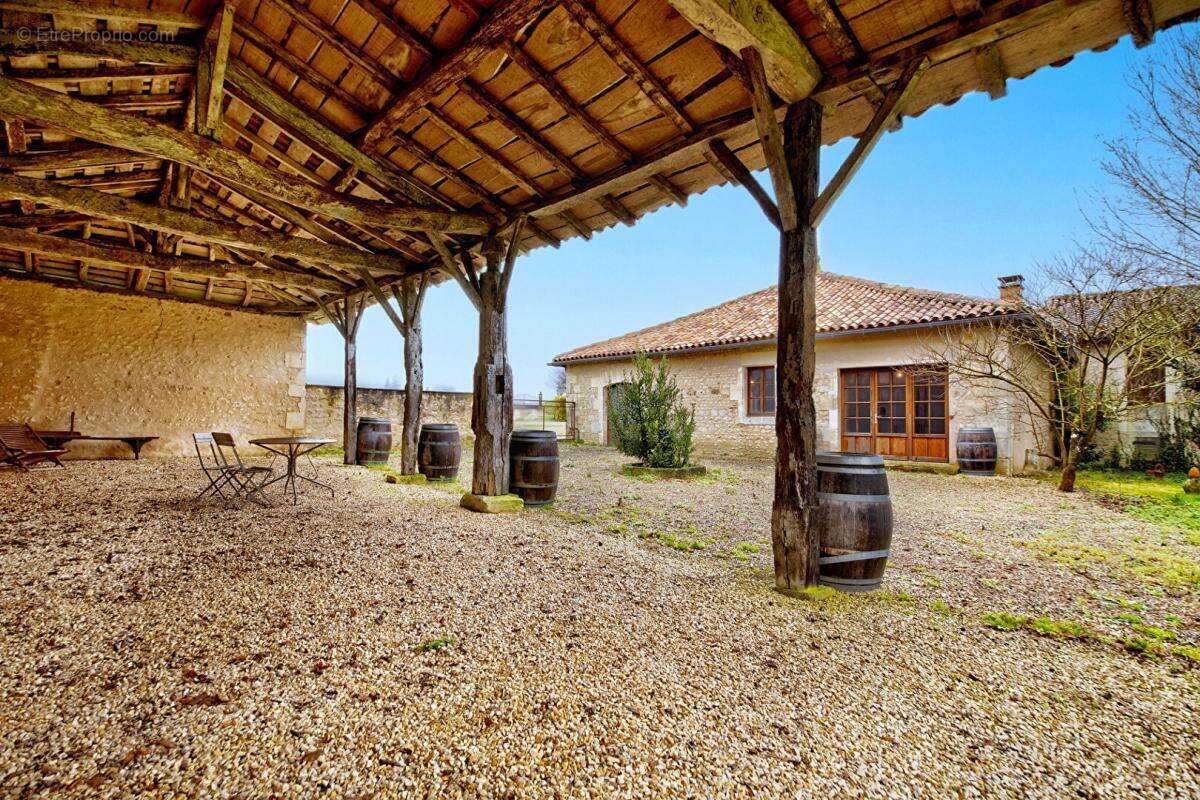 À vendre  Moulin classé du XVI siècle avec chambres d'hôtes et gîte en Charente-Maritime - photo 14
