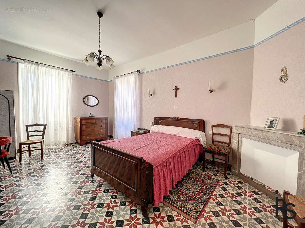 Une demeure rurale en 4 logements avec 6,34 ha de terrain et deux sources. - photo 10
