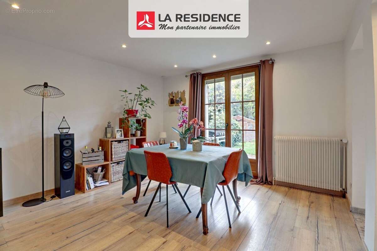 Maison à MAURECOURT