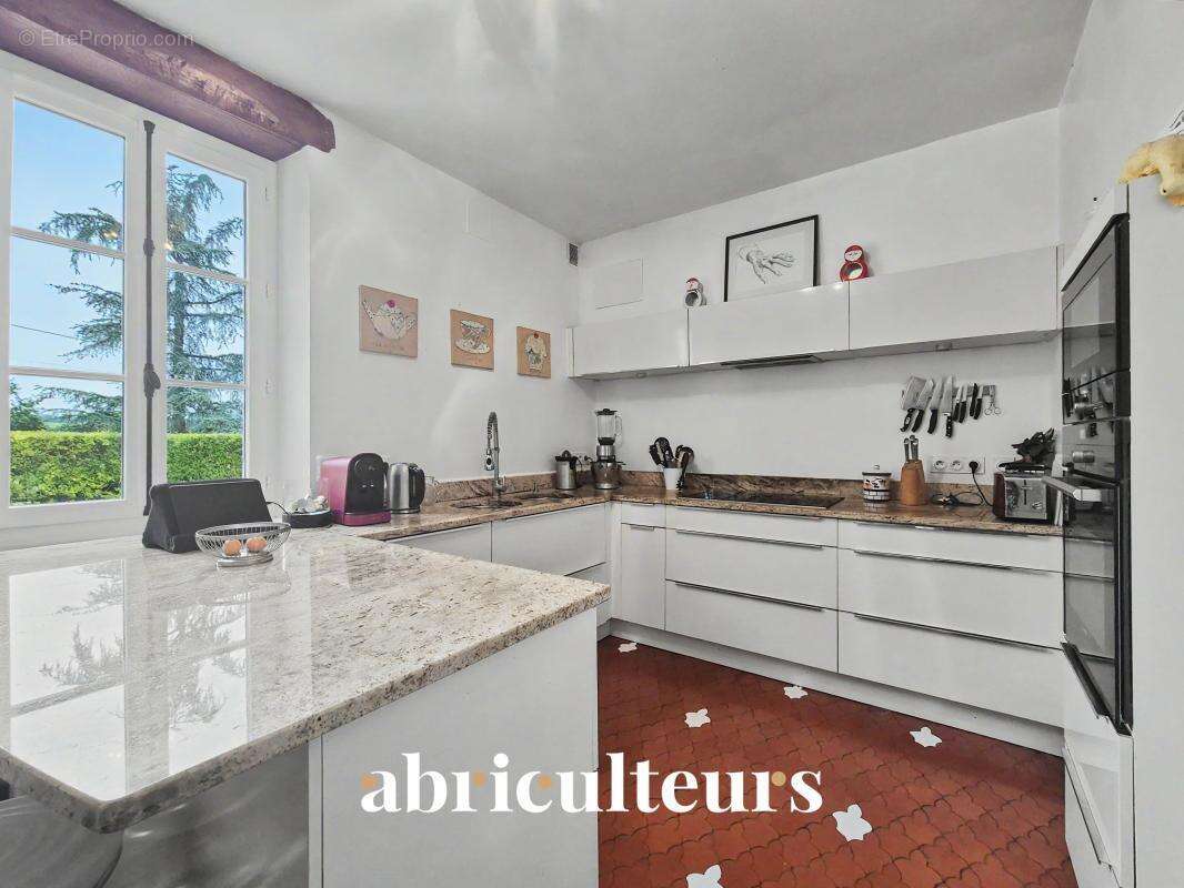 Demeure de 270 m² avec piscine à la vente à Saint-Laurent-de-Cognac (16100) - photo 8