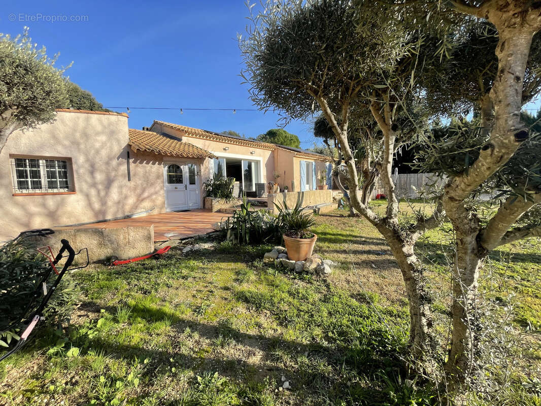 Villa de standing de plain pied de 160 m2 avec piscine + T2 indépendant à Sanary sur Mer sur un terrain de 200 - photo 3