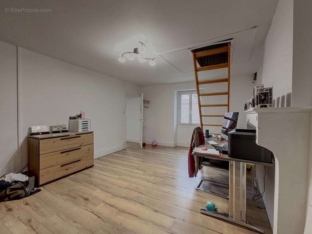 Maison à VILLECOMTE