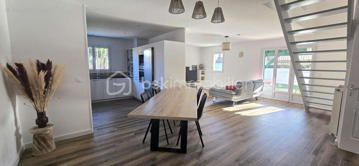 Maison à POEY-DE-LESCAR