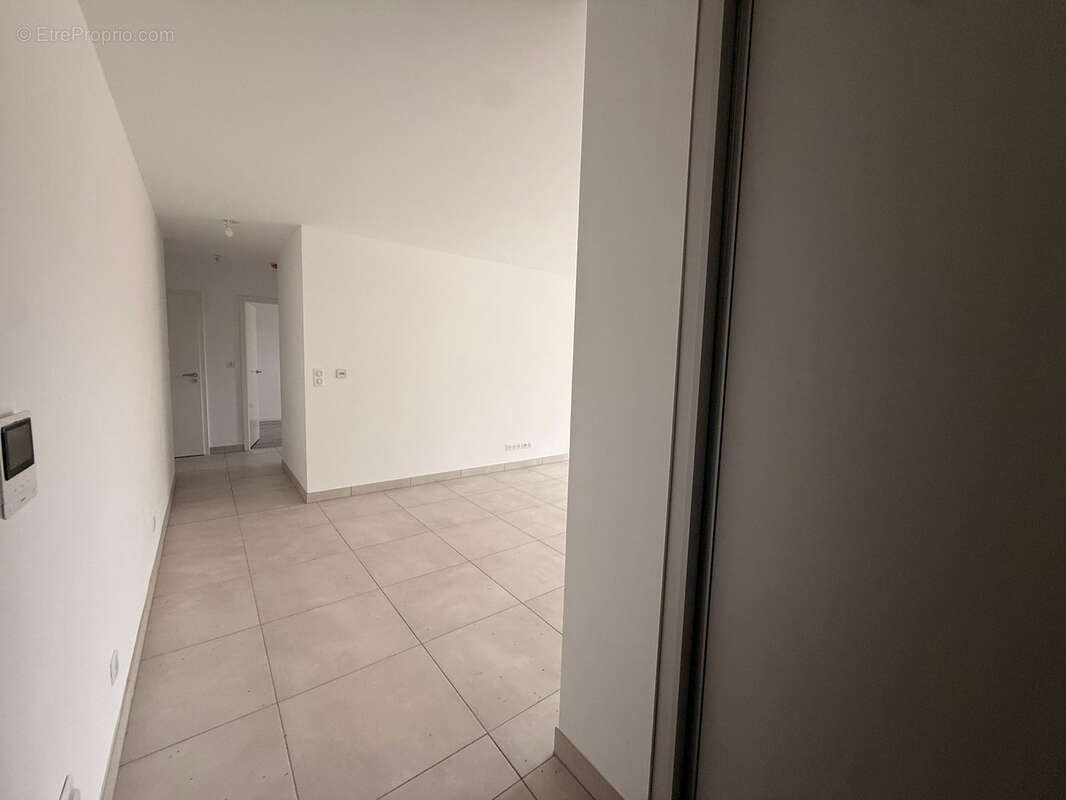 F3 69,37 m2 avec terrasse, cave et parking extérieur   Saint-Louis - photo 3