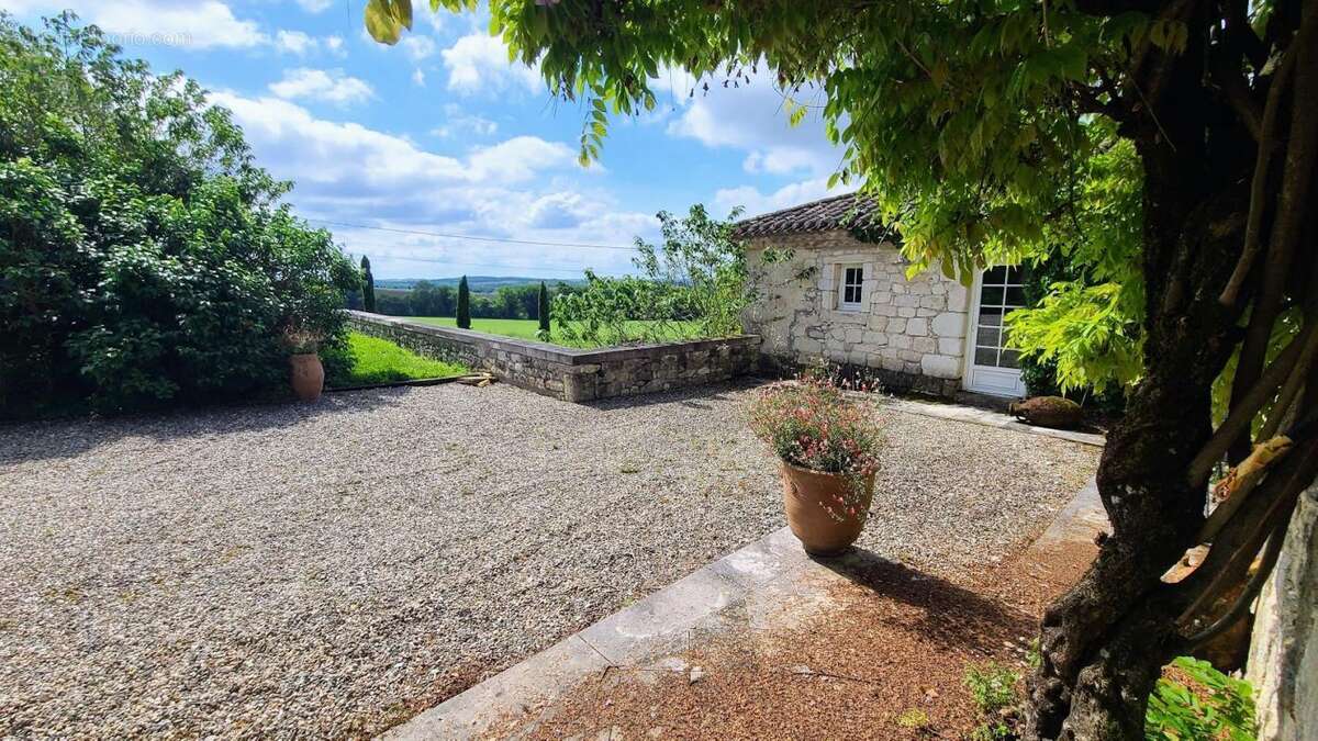 Maison à SAINT-MARTIN-DE-BEAUVILLE