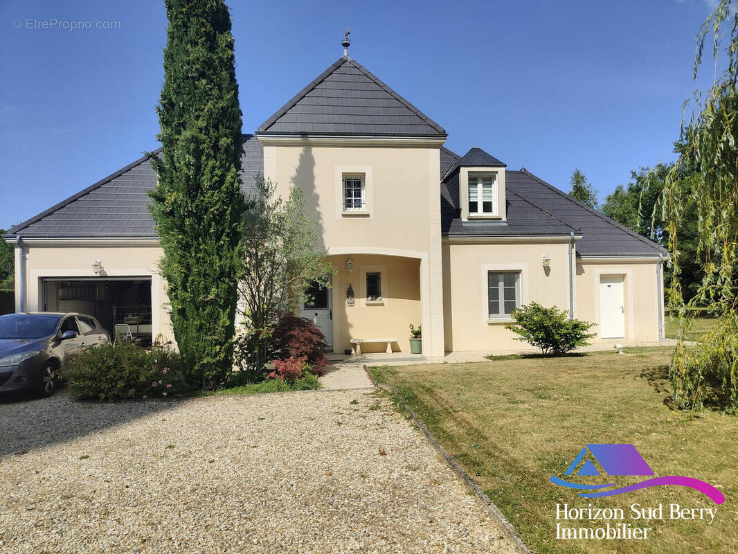 Façade avant - Maison à MONTGIVRAY