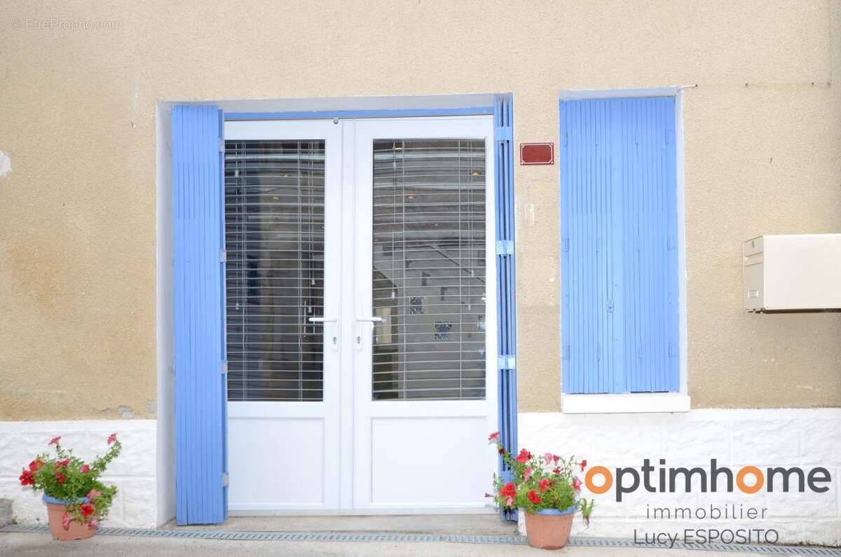  Charmante maison de village aux volets bleus au cœur d'Alloue !  - photo 3