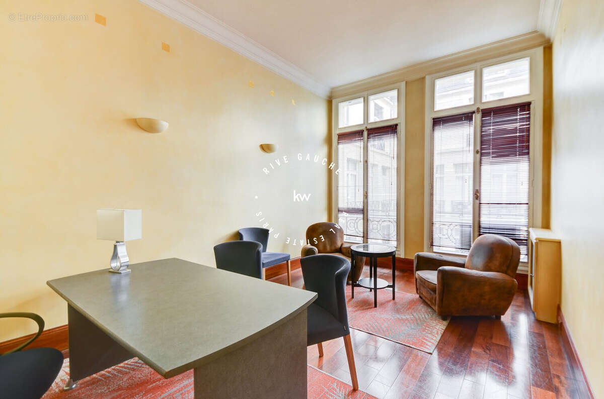 Commerce à PARIS-8E