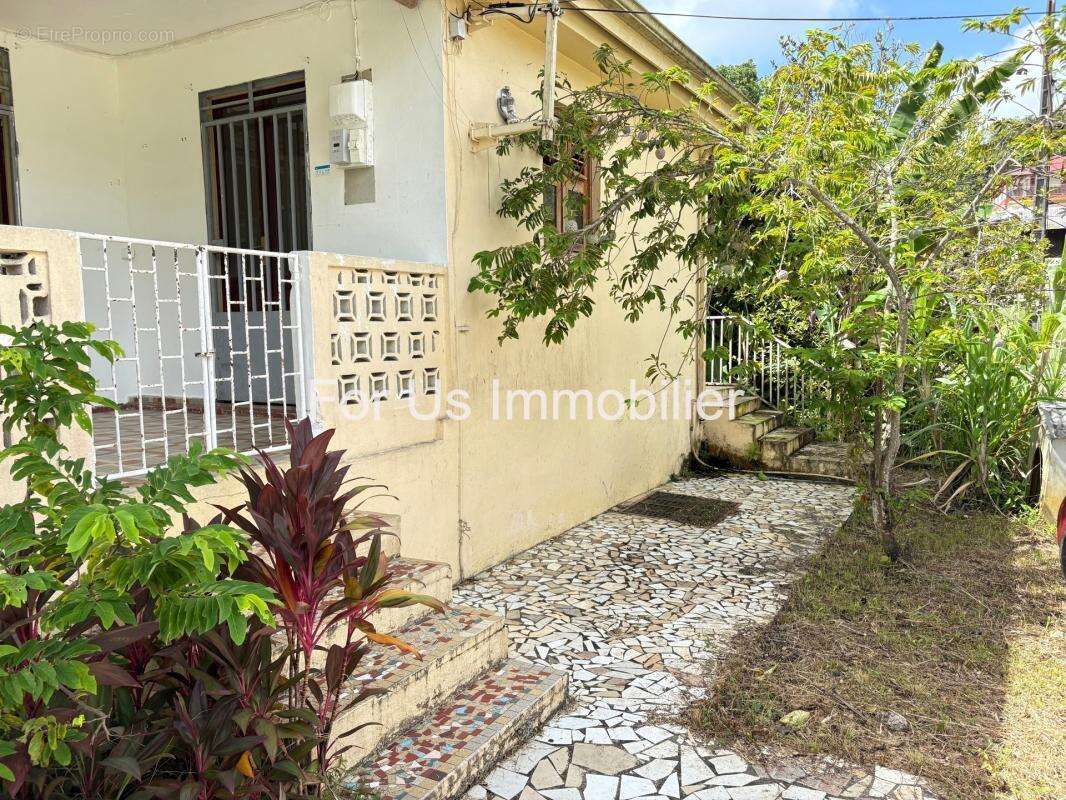 Maison à LES ABYMES