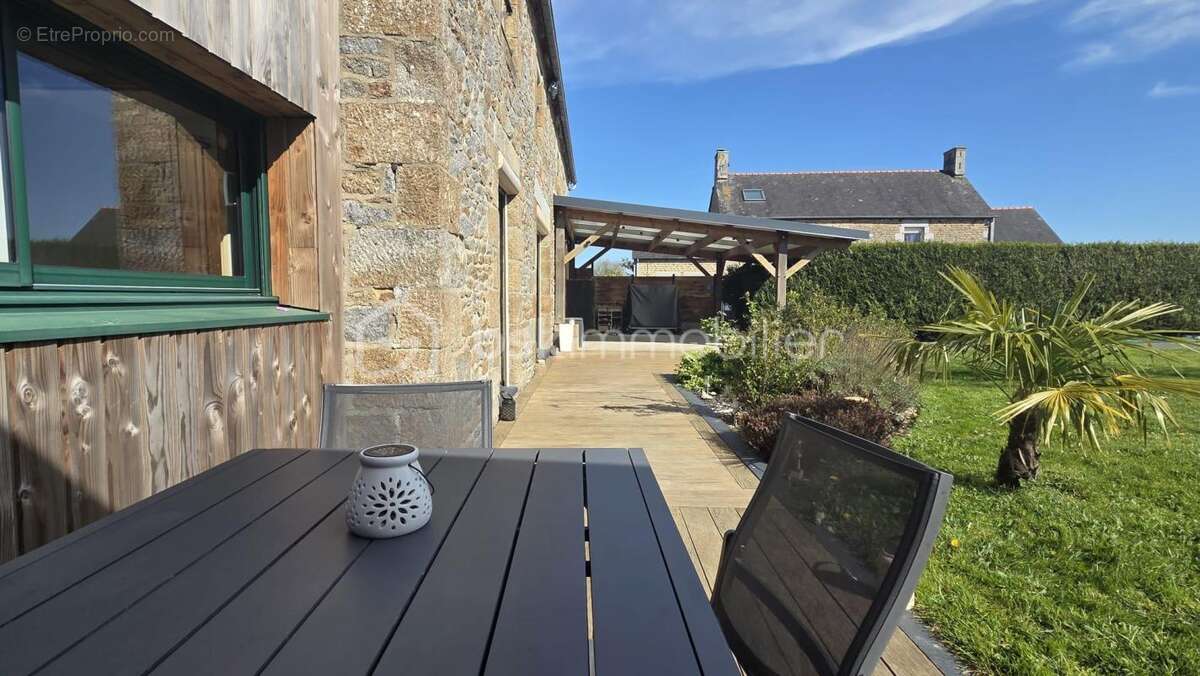 Maison à MONTOURS