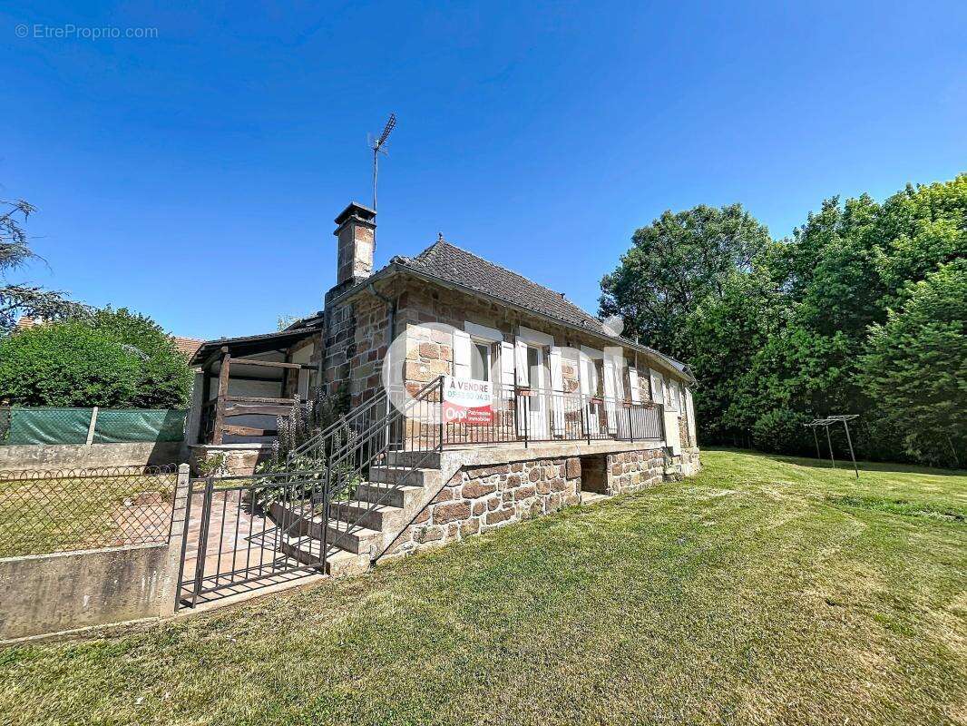 Maison à SAINT-PANTALEON-DE-LARCHE